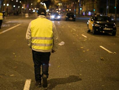 Un taxista camina por la Gran Via de Barcelona tras desconvocarse la huelga. En vídeo, el momento en el que se lee el resultado de la votación.