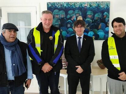 Puigdemont recibe a una delegación de cuatro taxistas de Barcelona en su residencia en Waterloo (Bélgica).