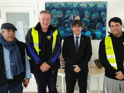 Puigdemont recibe a una delegación de cuatro taxistas de Barcelona en su residencia en Waterloo (Bélgica).