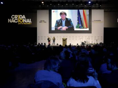 Puigdemont interviene por videoconferencia durante el congreso.