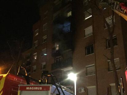 Un camión de bomberos, durante los trabajos de extinción del incendio.