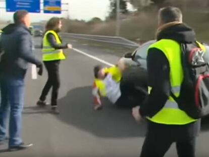 Momento en el que el taxista cae al suelo tras ser atropellado en la A-2 el pasado 22 de enero. En vídeo, el momento del accidente.