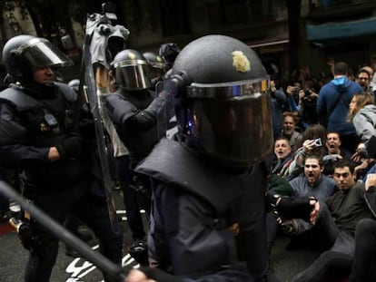 La Policía Nacional carga contra ciudadanos el día del referéndum del 1-O en Barcelona. En vídeo, así fue el 1-O.