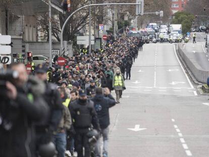 Taxistas caminan desde la sede de UGT en Madrid hacia la sede del Partido Popular en la calle Génova.