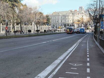 El tramo de la calle de Alcalá entre Gran Vía y Cibeles, con poco tráfico este miércoles. En vídeo, declaraciones del presidente de la Comunidad de Madrid, Ángel Garrido, rechazando la propuesta de los taxis.