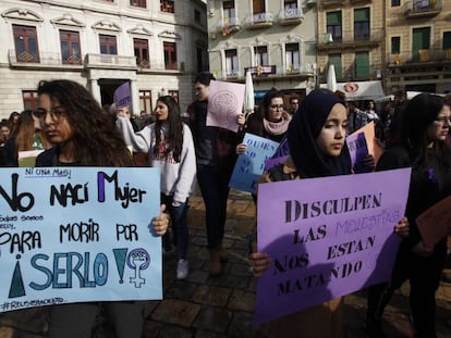 Compañeras de instituto de la joven asesinada se concentran frente al Ayuntamiento de Reus.