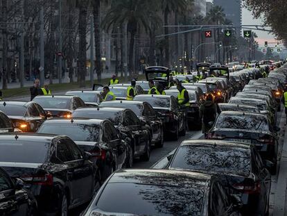 VTC estacionados en la Diagonal de Barcelona el pasado 19 de enero. En vídeo, declaraciones de Ábalos.