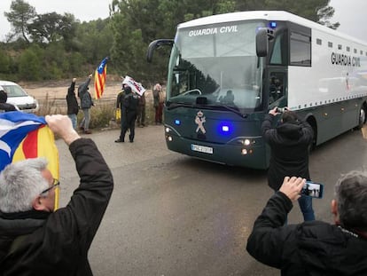 El autobús de la Guardia Civil sale de la prisión de Brians hacia Madrid. En vídeo, así trasladan a Madrid a los nueve presos del 'procés'.