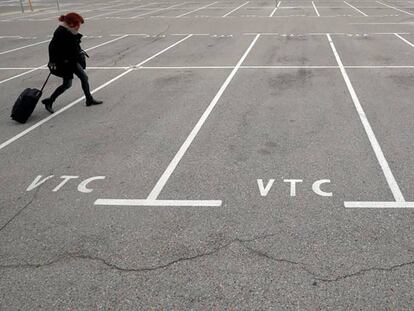 Aparcamientos para VTC vacíos en el aeropuerto del Prat. En vídeo, ERE en el sector del VTC.