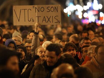 En vídeo, los taxistas se plantean la continuación de la huelga. En foto, concentración de los taxistas, este lunes en la Puerta del Sol (Madrid) .