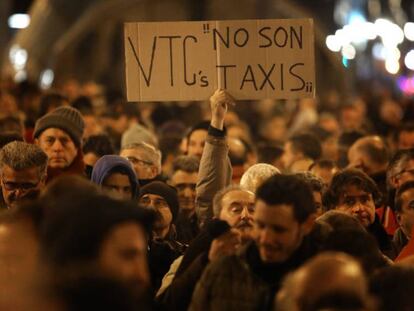 En vídeo, los taxistas se plantean la continuación de la huelga. En foto, concentración de los taxistas, este lunes en la Puerta del Sol (Madrid) .