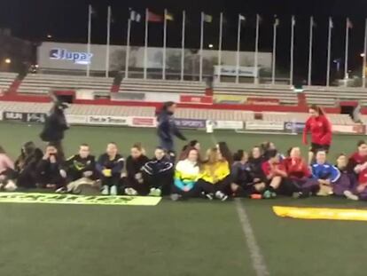 Momento de la sentada de las jugadoras de los dos equipos.