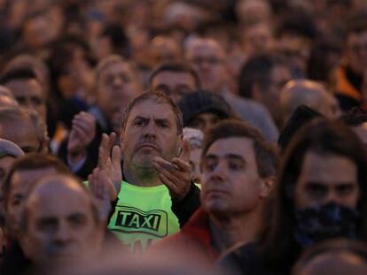 Concentración de taxistas en la Puerta del Sol de Madrid, este lunes. En vídeo, Julio Sanz, presidente de la Federación Profesional del Taxi, anuncia este martes el fin de los paros.