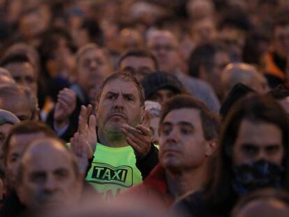 Concentración de taxistas en la Puerta del Sol de Madrid, este lunes. En vídeo, Julio Sanz, presidente de la Federación Profesional del Taxi, anuncia este martes el fin de los paros.