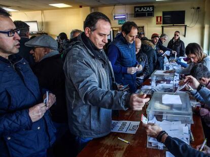 Varios taxistas votan la T4 sobre la continuidad o no de la huelga en Madrid.