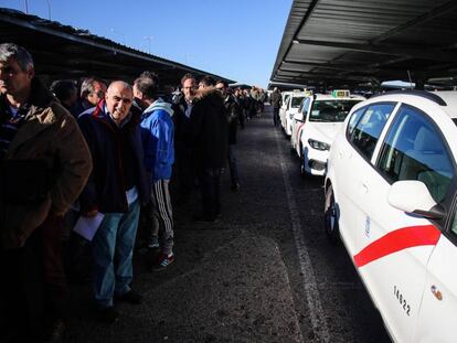 Los taxistas se dirigen a votar en Barajas este martes si continúan o no con la huelga indefinida. En vídeo, los taxis vuelven a la rutina.