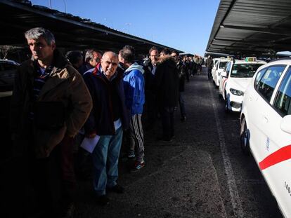 Los taxistas se dirigen a votar en Barajas este martes si continúan o no con la huelga indefinida. En vídeo, los taxis vuelven a la rutina.