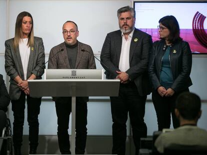 Desde la izquierda, David Bonvehí, Miriam Nogueras, Carles Campuzano, Albert Batet y Gemma Geis atienden a los medios. En vídeo, el PdeCAT presentará este viernes una enmienda a la totalidad a los Presupuestos.