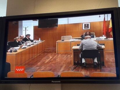 Una pantalla de la Audiencia recoge la declaración del supuesto cabecilla de la trama, Sergio Gamón. En vídeo, las declaraciones de los acusados.