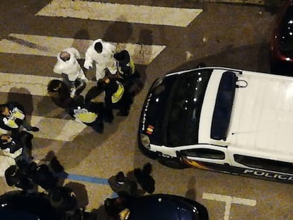 Policía científica delante del domicilio donde fue hallado el cuerpo.