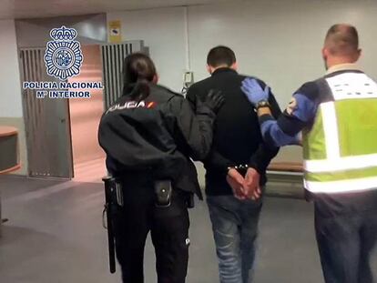 Policías nacionales trasladan al supuesto descuartizador a una celda de la comisaría de Alcalá.