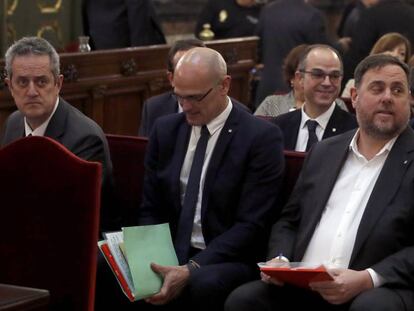 Desde la izquierda, Joaquim Forn, Raül Romeva y Oriol Junqueras, durante el primer día del juicio del 'procés'. En vídeo, declaraciones del portavoz de ERC en el Congreso Joan Tardà.