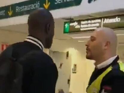 En vídeo, el trato dado por un vigilante en una estación de cercanías de Barcelona a un viajero.