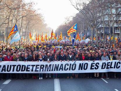 Líderes de partidos y entidades soberanistas encabezan la manifestación de Barcelona. En vídeo, declaraciones de Torra.