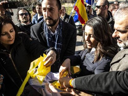 Inés Arrimadas, en el centro, mete en una bolsa los lazos amarillos retirados en Amer (Girona), este sábado. En vídeo, Los diputados de Ciudadanos retiran lazos amarillos en el pueblo natal de Puigdemont.