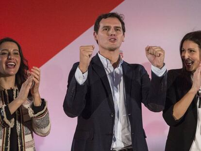 El presidente de Ciudadanos, Albert Rivera, junto con la líder del partido en Cataluña, Inés Arrimadas (izquierda), y la senadora, Lorena Roldán, en un momento del acto de este domingo.
