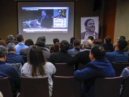 Dirigentes de Esquerra siguen la declaración de Oriol Junqueras en el juicio. En vídeo, resumen de los alegatos de la fiscalía en el juicio que incluye el momento en el que el juez Marchena permite a los acusados portar lazos amarillos.