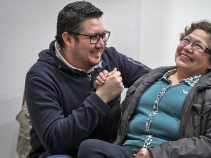Erick y su madre, Carmen Leigue, ayer tras conocer la revocación de la orden de espulsión que pesaba sobre la boliviana.