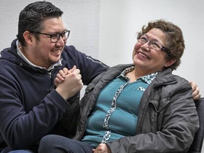 Erick y su madre, Carmen Leigue, ayer tras conocer la revocación de la orden de espulsión que pesaba sobre la boliviana.