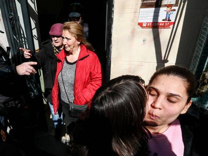 Pepi,una de las inquilinas, abandona el inmueble. En vídeo, el desahucio del edificio.