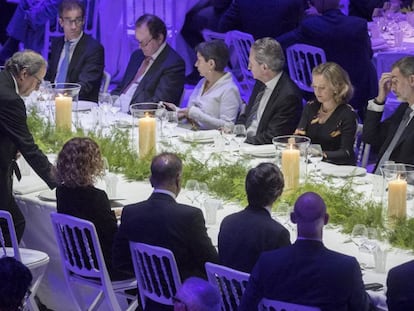 El Rey, a la derecha de la imagen, frente a Quim Torra, de pie, en la cena del Mobile World Congress. En vídeo, Felipe VI reivindica en Barcelona que España es una democracia plena.