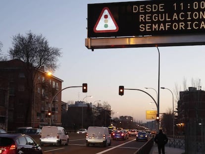 Cartel anunciador de la puesta en marcha de los nuevos semáforos de la A-5. En vídeo, reacciones políticas a los nuevos semáforos.