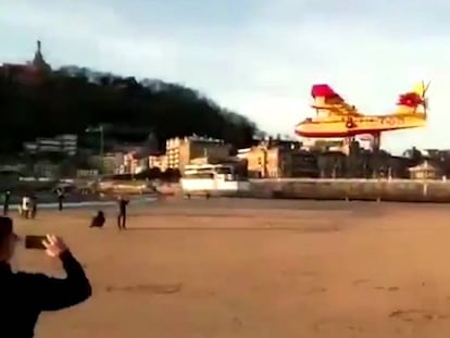 Un hidroavión de la UME sobrevuela San Sebastián y carga agua en la bahía de de La Concha.