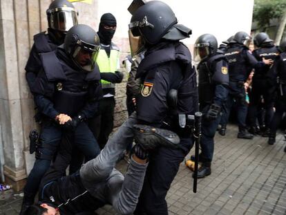 Desalojo de la Policía Nacional y retirada de urnas en el Instituto Jaume Balmes, en Barcelona./ En vídeo, declaraciones del tercer teniente de la alcaldía del Ayuntamiento de Barcelona.