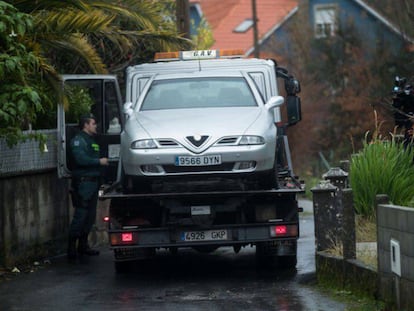 La Guardia Civil retira el coche decomisado de Abuín en su casa de Rianxo el pasado 31 de diciembre. En vídeo, la reconstrucción de últimas horas de Diana Quer.