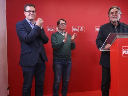 Pepu Hernández tras conocer los resultados de las primarias del PSM. Detrás, desde la izquierda, Chema Dávila, Manuel de la Rocha y José Manuel Franco. En vídeo, declaraciones de Hernández.