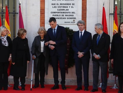 La alcaldesa de Madrid, Manuela Carmena; el presidente del Gobierno, Pedro Sánchez (en el centro) y el presidente de la Comunidad de Madrid, Ángel Garrido frente en el homenaje a las víctimas del 11M, en la Puerta del Sol de Madrid.