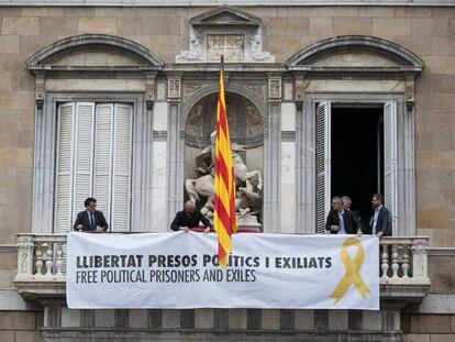 Personal del Palau de la Generalitat de Cataluña desplegan una pancarta en el balcón principal en Barcelona , en una imagen de archivo.