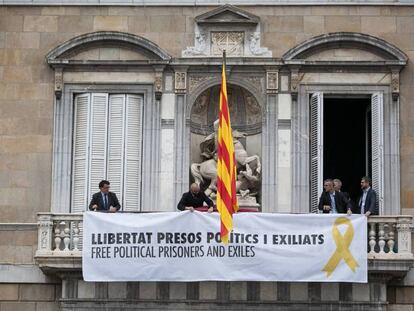 Personal del Palau de la Generalitat de Cataluña despliega una pancarta en el balcón principal en Barcelona, en una imagen de archivo. En vídeo, declaraciones de Juan Carlos Girauta.