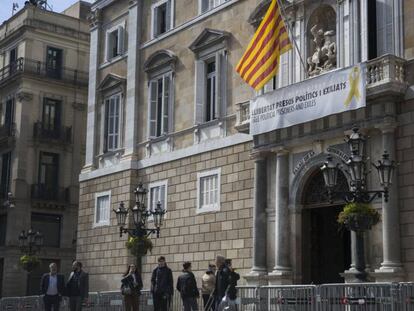 Pancarta con el lazo amarillo en el Palau de la Generalitat.