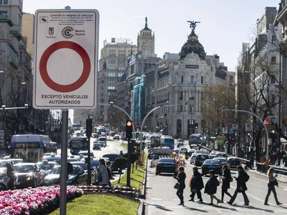 Señalización de Madrid Central esta tarde en la plaza de Cibeles con calle Alcalá. En vídeo, explicación de cómo funcionará Madrid Central a partir de ahora.