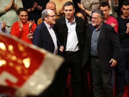Pedro Sánchez junto a Pepu Hernández (a su derecha) y Ángel Gabilondo, en el teatro Goya de Madrid. En vídedo, Pedro Sánchez declara que "el sentido común hoy en España lo representa exclusivamente el PSOE".