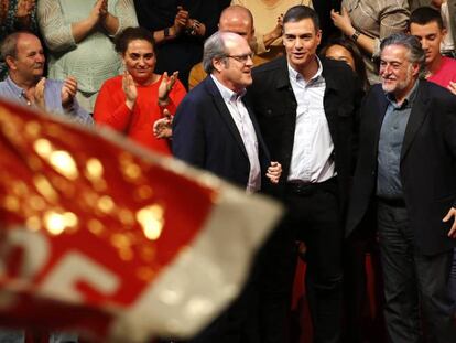 Pedro Sánchez junto a Pepu Hernández (a su derecha) y Ángel Gabilondo, en el teatro Goya de Madrid. En vídedo, Pedro Sánchez declara que "el sentido común hoy en España lo representa exclusivamente el PSOE".