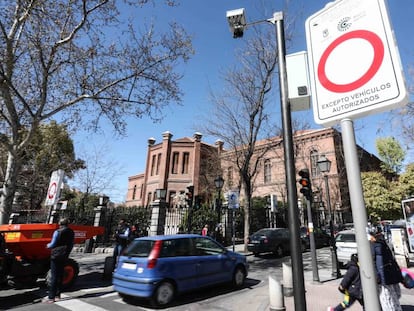 Uno de los accesos a Madrid Central, en la calle de Embajadores, este lunes. En vídeo, así funciona Madrid Central.