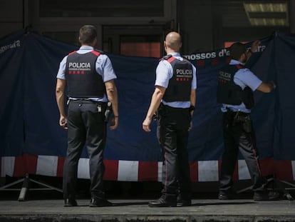 Tres mossos en una imagen de archivo en Barcelona.