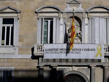 La fachada de la Generalitat con la pancarta del lazo amarillo, este jueves. En vídeo, varios edificios aún portan los símbolos.